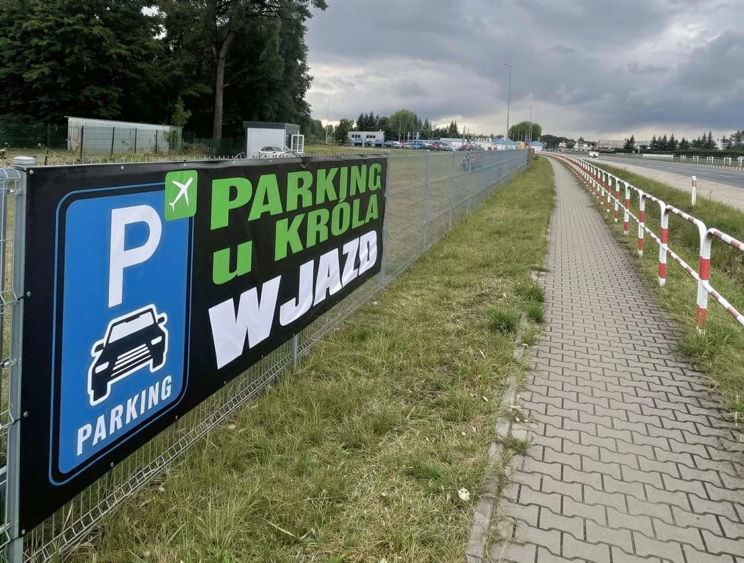 Parking u Króla - lotnisko Poznań-Ławica (POZ) - zdjęcie parkingu