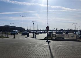 Zdjęcie parkingu Oficjalny parking P4 przy lotnisku